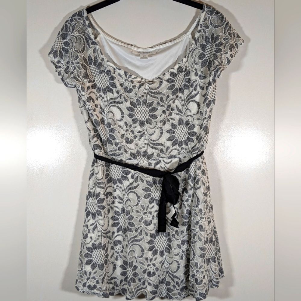 Motherhood Maternity White & Grey Lace Sleeveless Floral Sheer Tie Blouse Sz. M